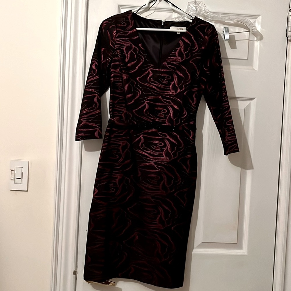 Teri Jon size 6 cocktail dress form fitted, runs true to size.